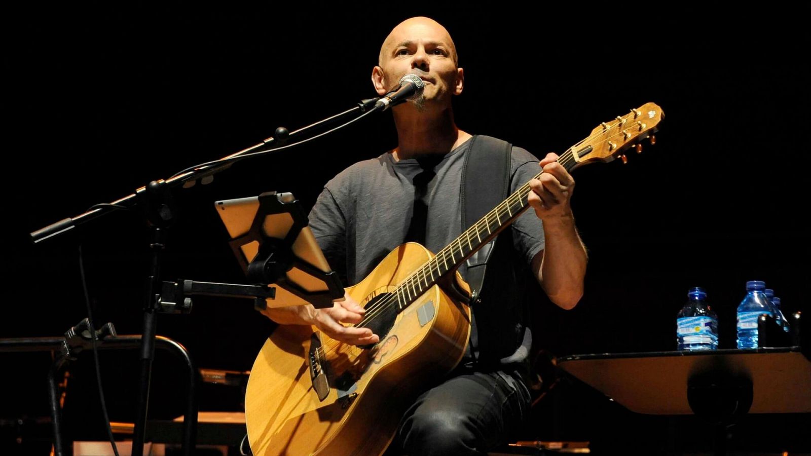 Jesús Cifuentes de Celtas Cortos durante un concierto