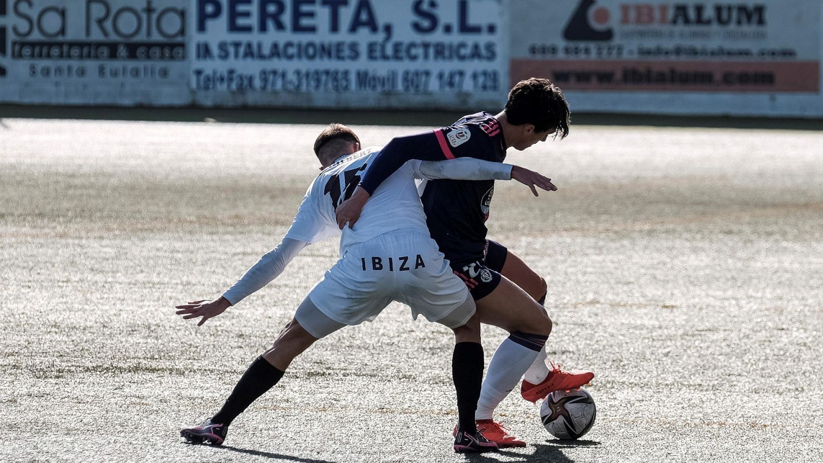 El jugadordel Peña Deportiva Carlos Gilbert Herrera (i) intenta evitar el avance de un jugador del Real Valladolid durante su partido de dieciseisávos de final de la Copa del Rey de fútbol (16/01/21)