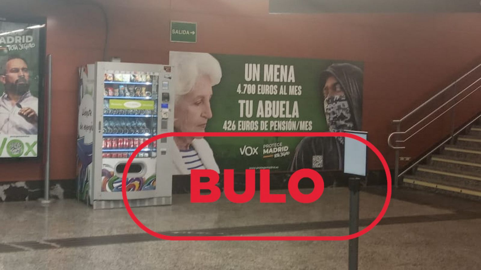 Imagen del cartel de Vox en la estación de Sol con el sello bulo en rojo de VerificaRTVE