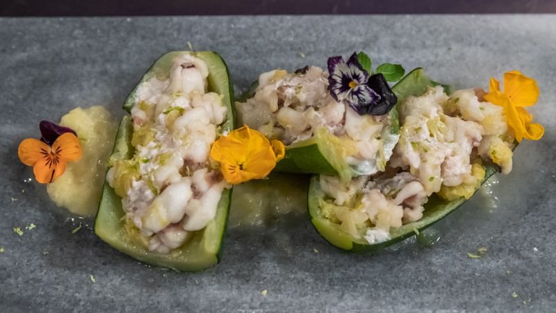 Un plato de pescado delicioso.