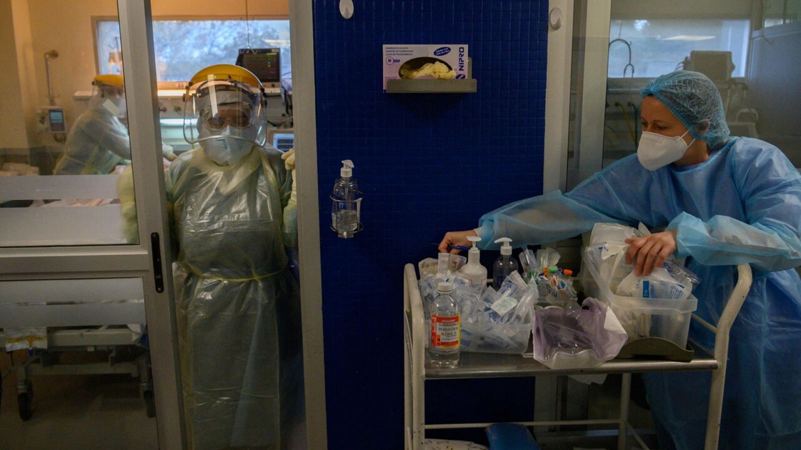 Sanitarios asisten a un paciente con COVID-19 en una UCI de Montevideo, Uruguay. Pablo PORCIUNCULA / AFP