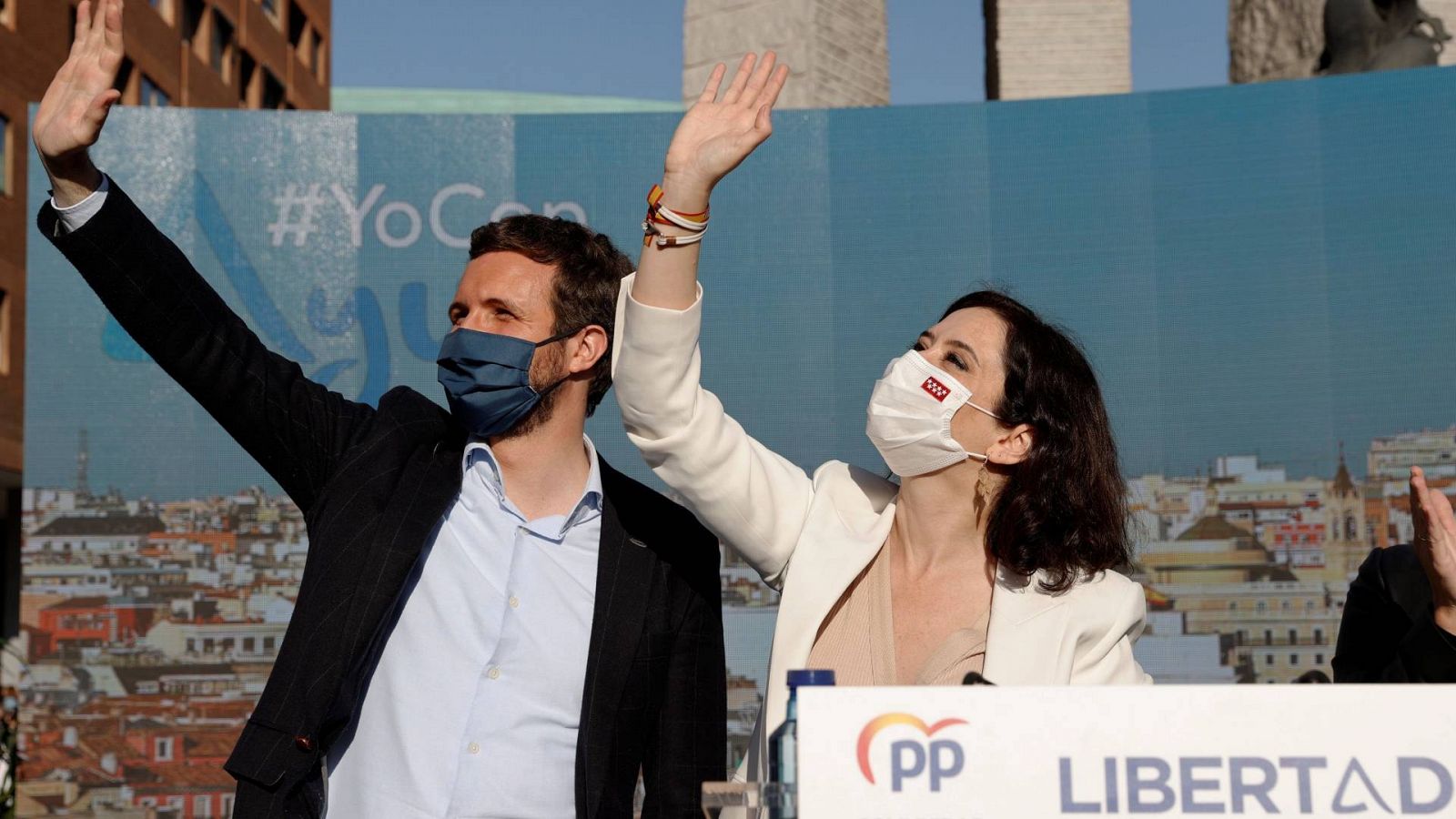 La candidata a la presidencia de la Comunidad de Madrid, Isabel Díaz Ayuso, acompañada por el presidente del PP nacional, Pablo Casado, durante el acto de inicio de campaña en Madrid