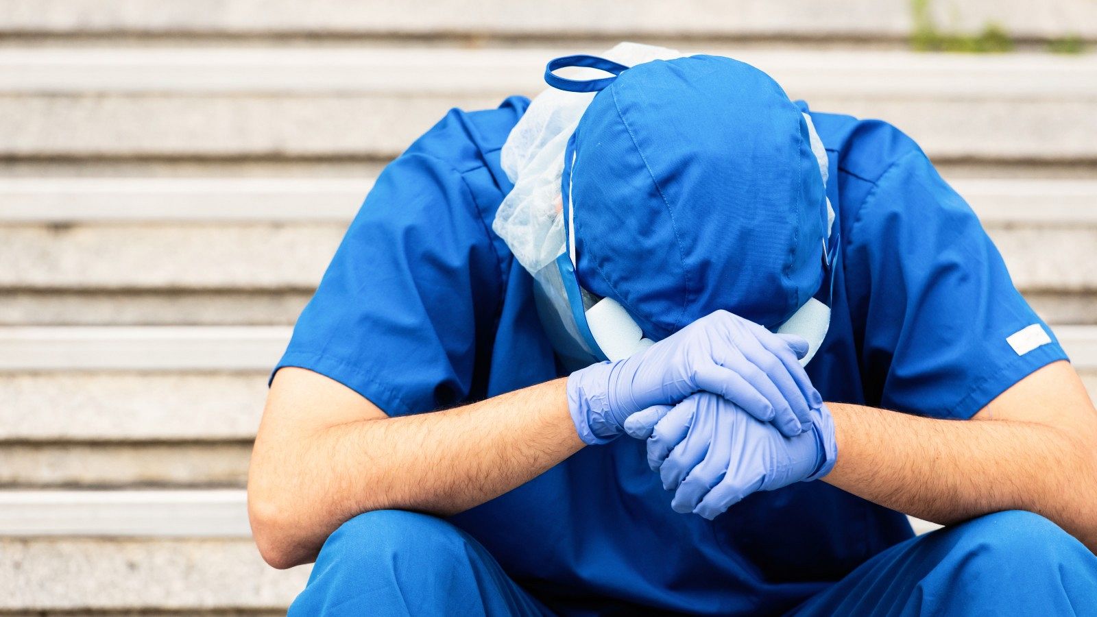 Un médico fatigado a las puertas del hospital, en una imagen de archivo.