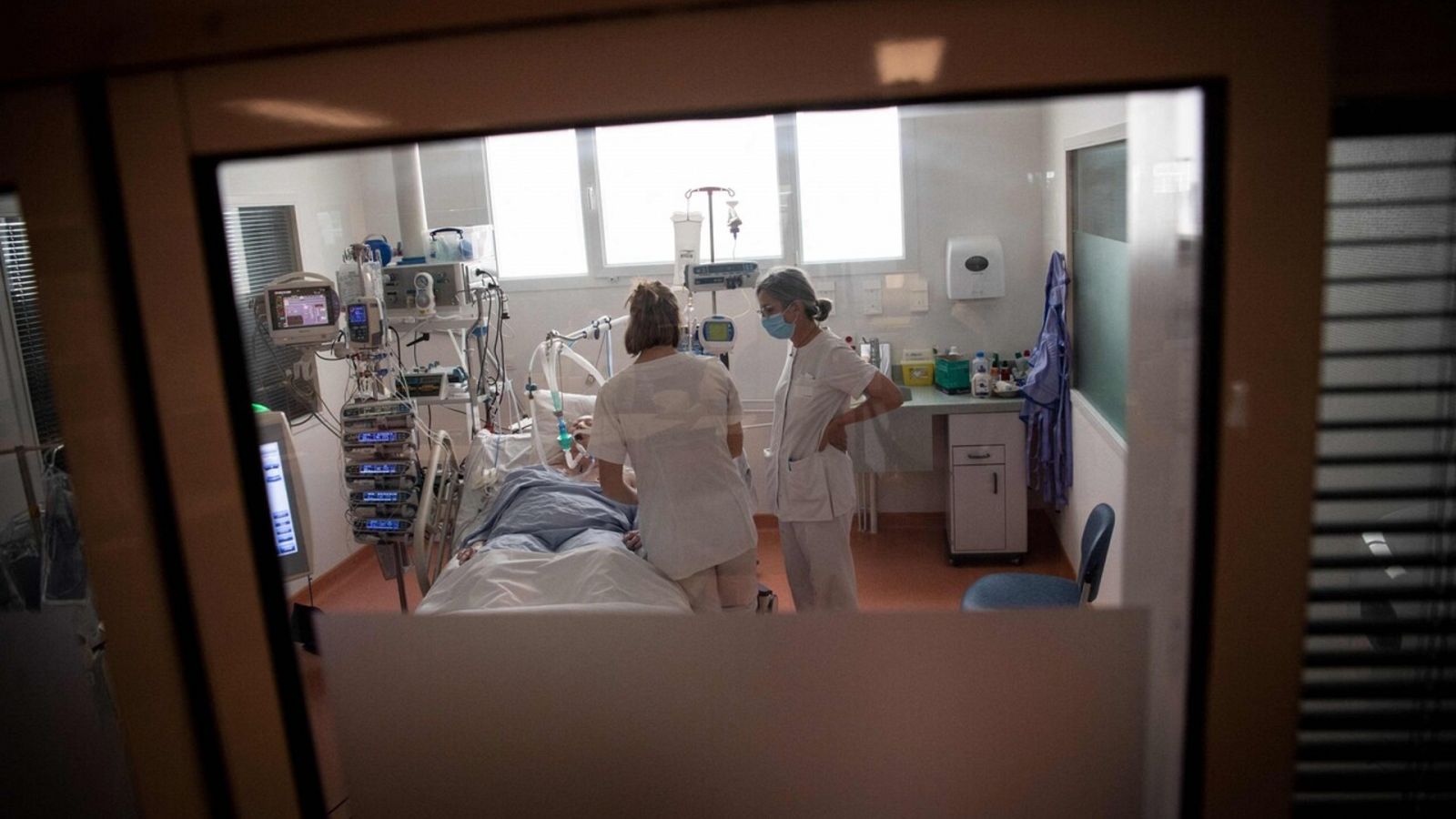 Sanitarios cuidan a un paciente con COVID-19 en una clínica en Vannes, oeste de Francia. Foto: LOIC VENANCE / AFP