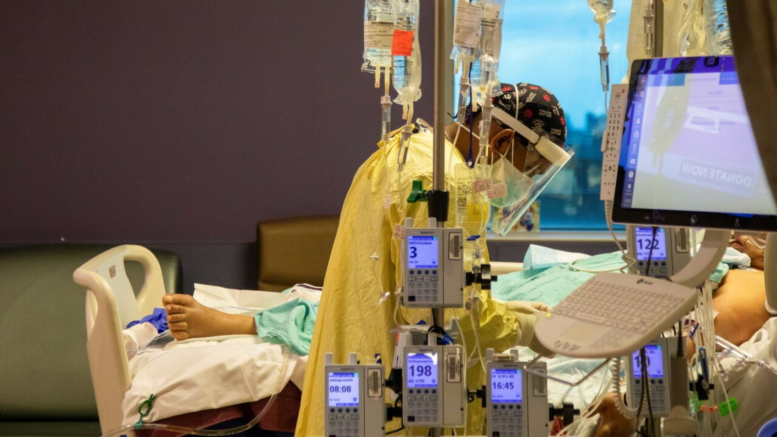 Un sanitario atiende a un paciente de COVID-19 en un hospital de Toronto, Canada. REUTERS/Carlos Osorio