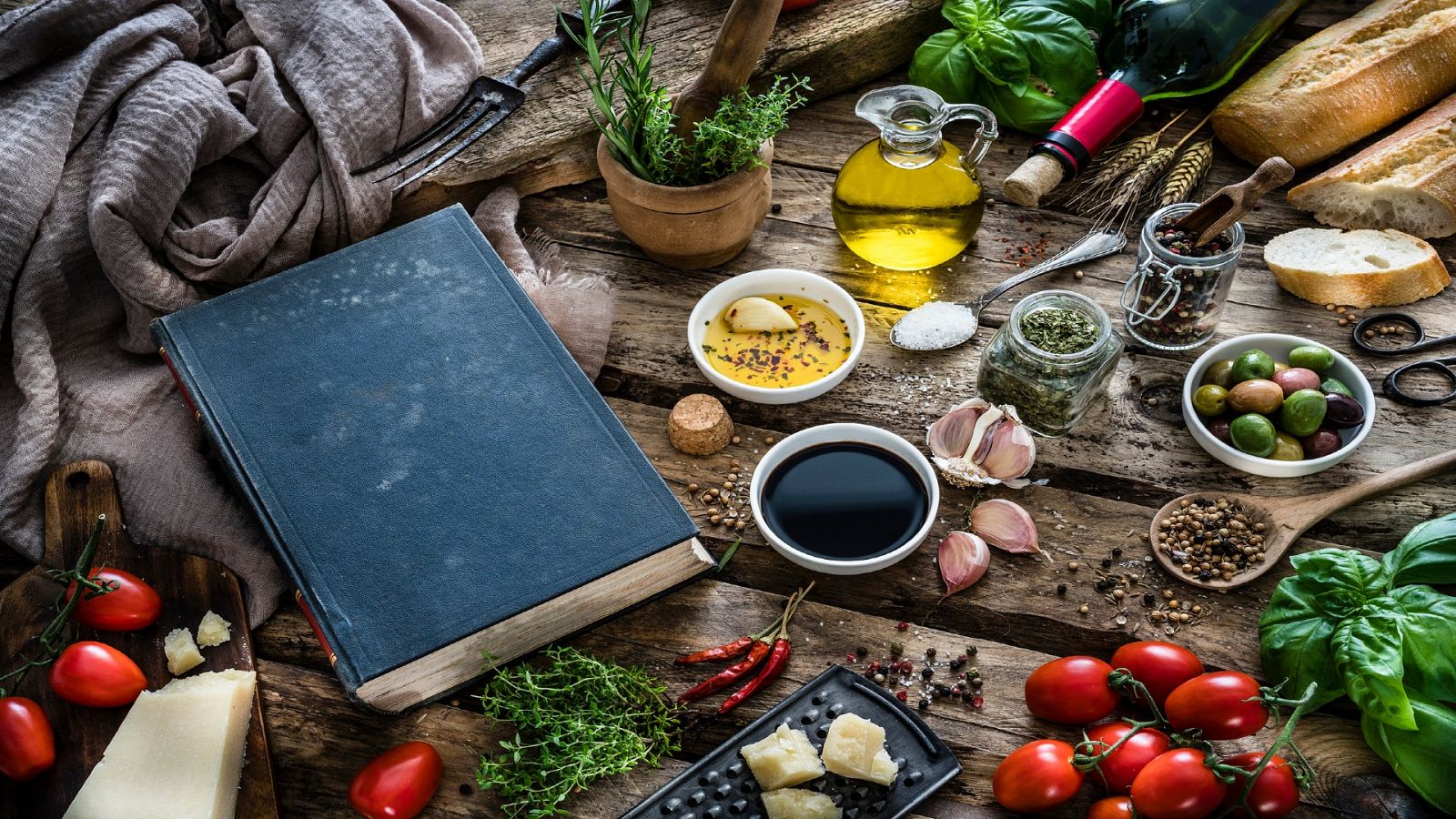 Un libro rodeado de alimentos