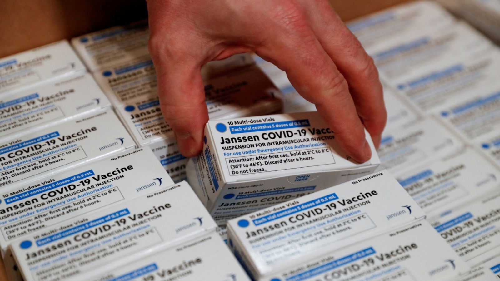 Imagen de archivo del 3 de marzo de 2021 de varias cajas con dosis de la vacuna contra la COVID-19 de Johnson & Johnson en el Hospital de la Universidad de South Shore en Bay Shore, Nueva York, Estados Unidos.
