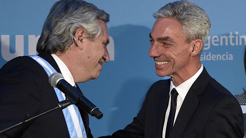 Meoni (d) saludando al presidente de Argentina, Alberto Fernández, el día de su toma de posesión el 10 de diciembre de 2019.