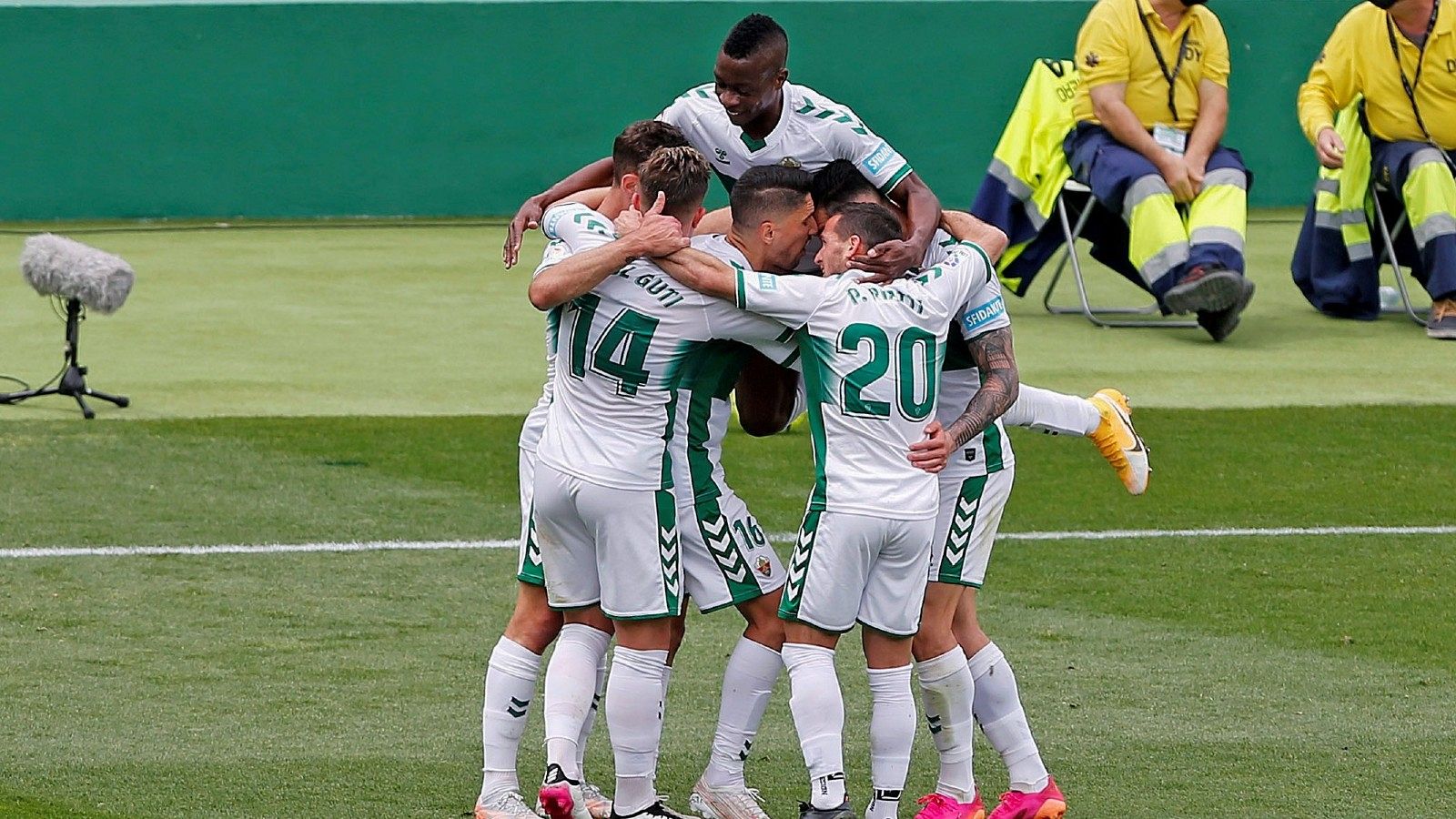 Los jugadores del Elche celebran el gol de Boyé