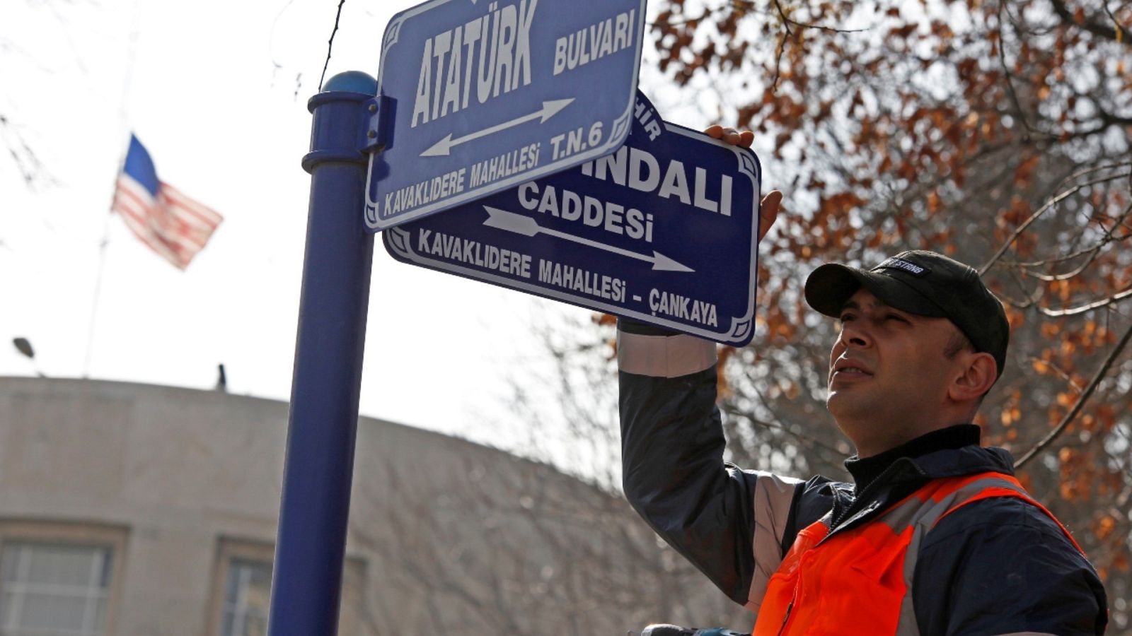 Imagen de archivo del 19 de febrero de 2018 de un operario cambiando en un poste el nombre de una calle frente a la embajada de Estados Unidos en Ankara, Turquía. 