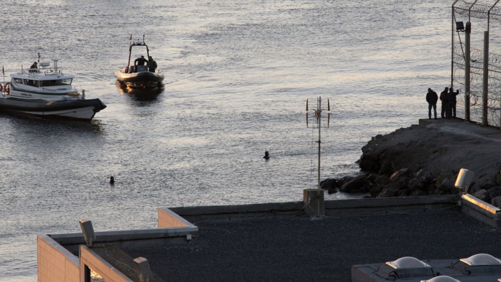 Imagen de archivo de 2014 de miembros de la Guardia Civil realizando labores de vigilancia por mar y tierra en la zona del perímetro fronterizo entre Ceuta y Marruecos.