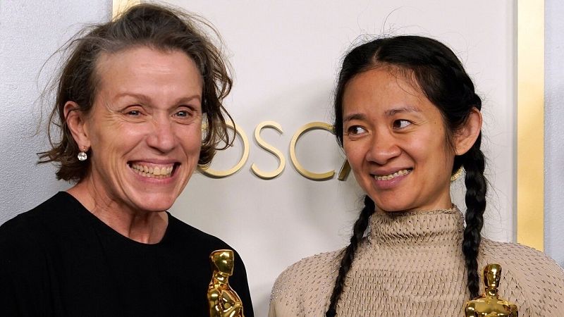 Frances McDormand y Chloé Zhao, con sus estatuilas