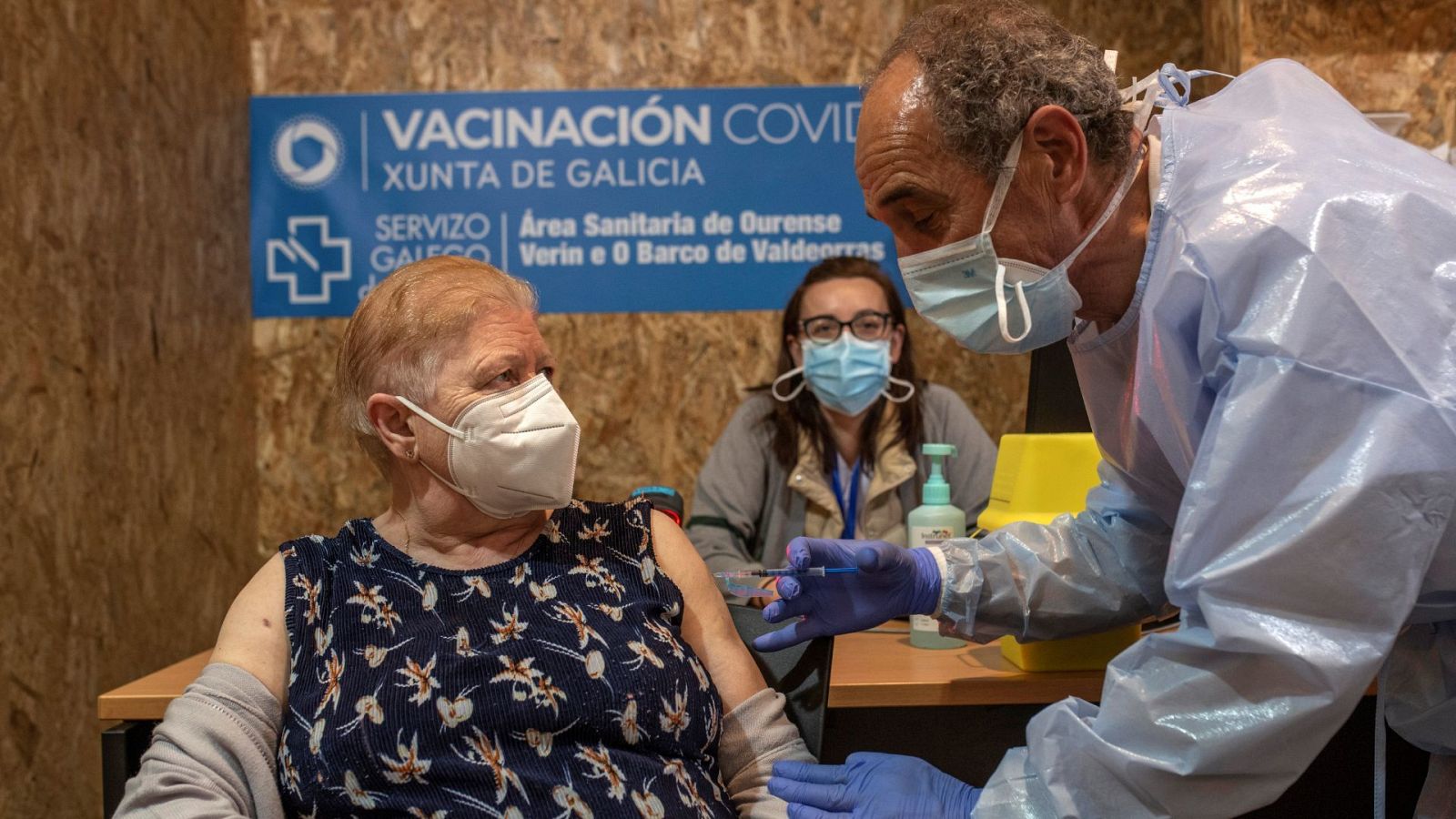Una mujer recibe una vacuna contra el coronavirus