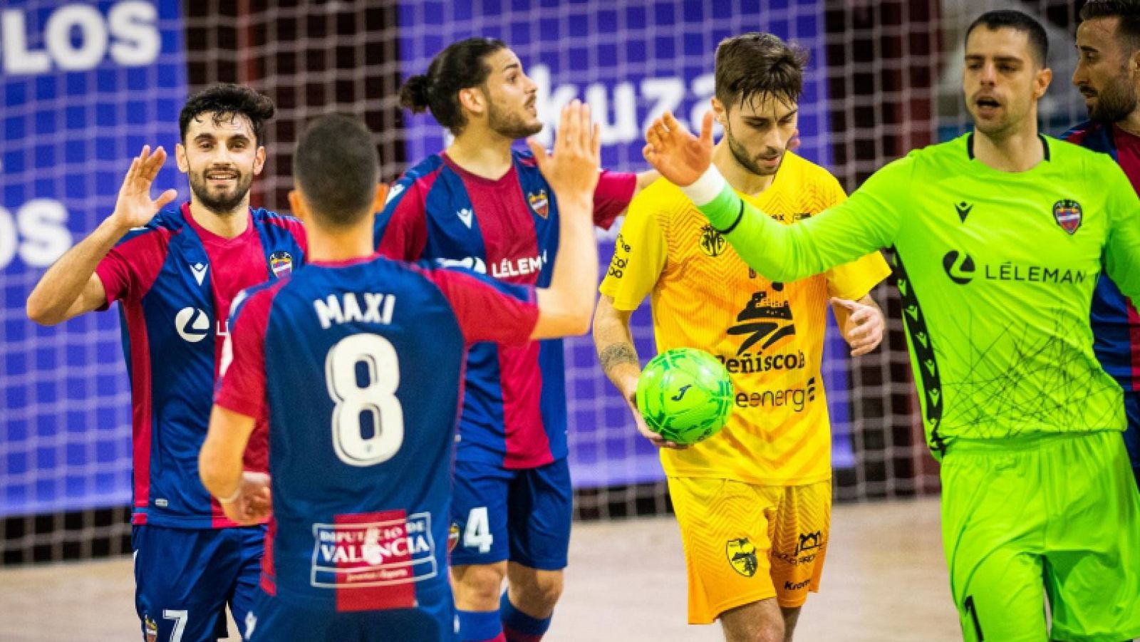 Los jugadores del Levante UD FS celebran el triunfo ante el Peñíscola