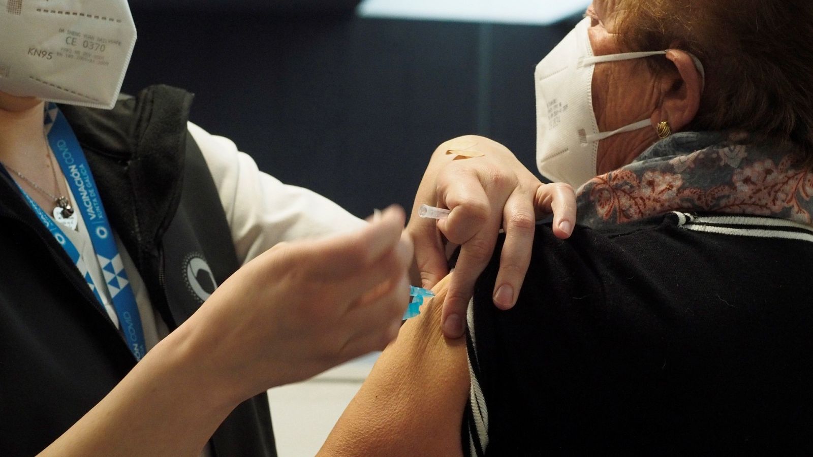 Una mujer recibe una dosis de la vacuna de Pfizer en el Hospital Universitario de Lugo 