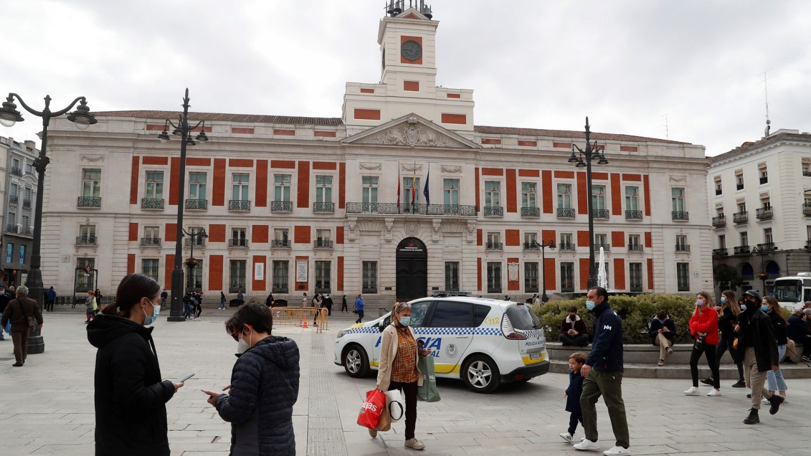 Ciudadanos pasean por la Puerta del Sol de Madrid, en una imagen de archivo de febrero de 2021.