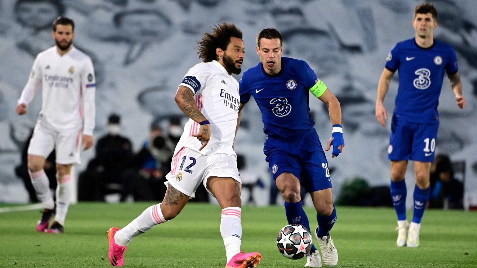 En primer término, Marcelo (izq) ante Azpilicueta, en uno de los primeros lances del Real Madrid - Chelsea