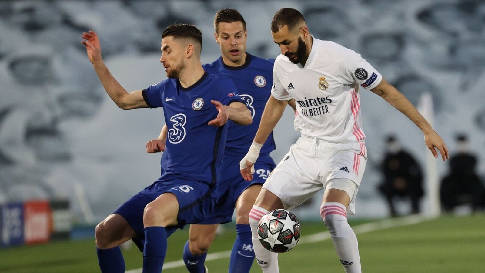 Karim Benzema pugna un balón con Christensen y Azpilicueta, del Chelsea.