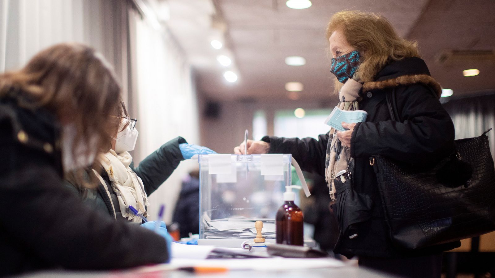 Una persona acude a votar con su DNI