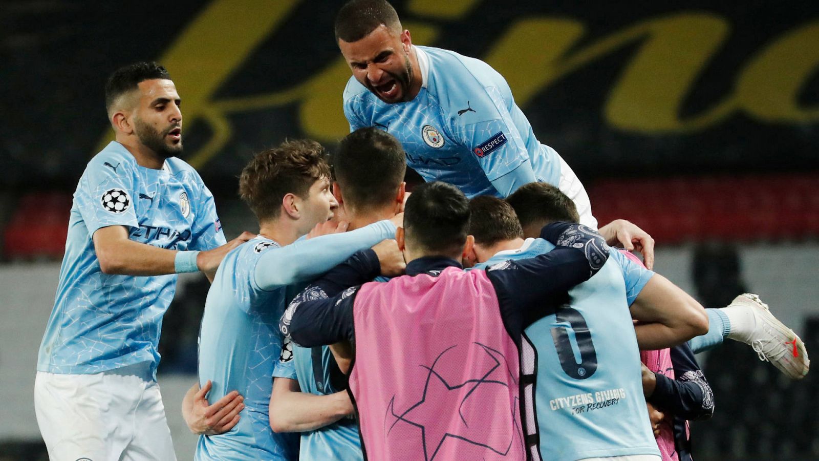 Los jugadores del Manchester City celebran un gol al Paris St Germain