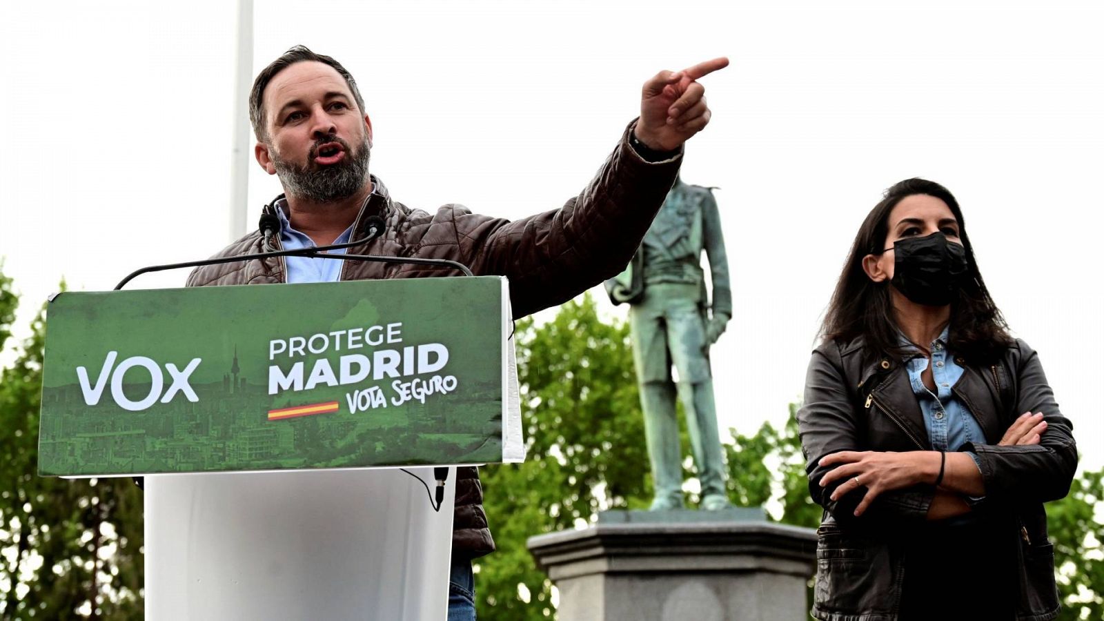 El presidente de Vox, Santiago Abascal, junto a la candidata a las elecciones del 4M, Rocío Monasterio, durante un acto de campaña