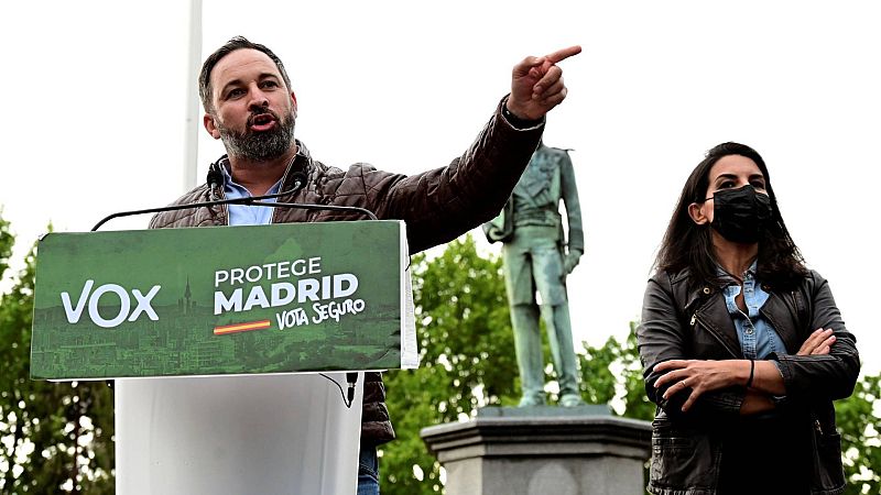 El presidente de Vox, Santiago Abascal, junto a la candidata a las elecciones del 4M, Rocío Monasterio, durante un acto de campaña