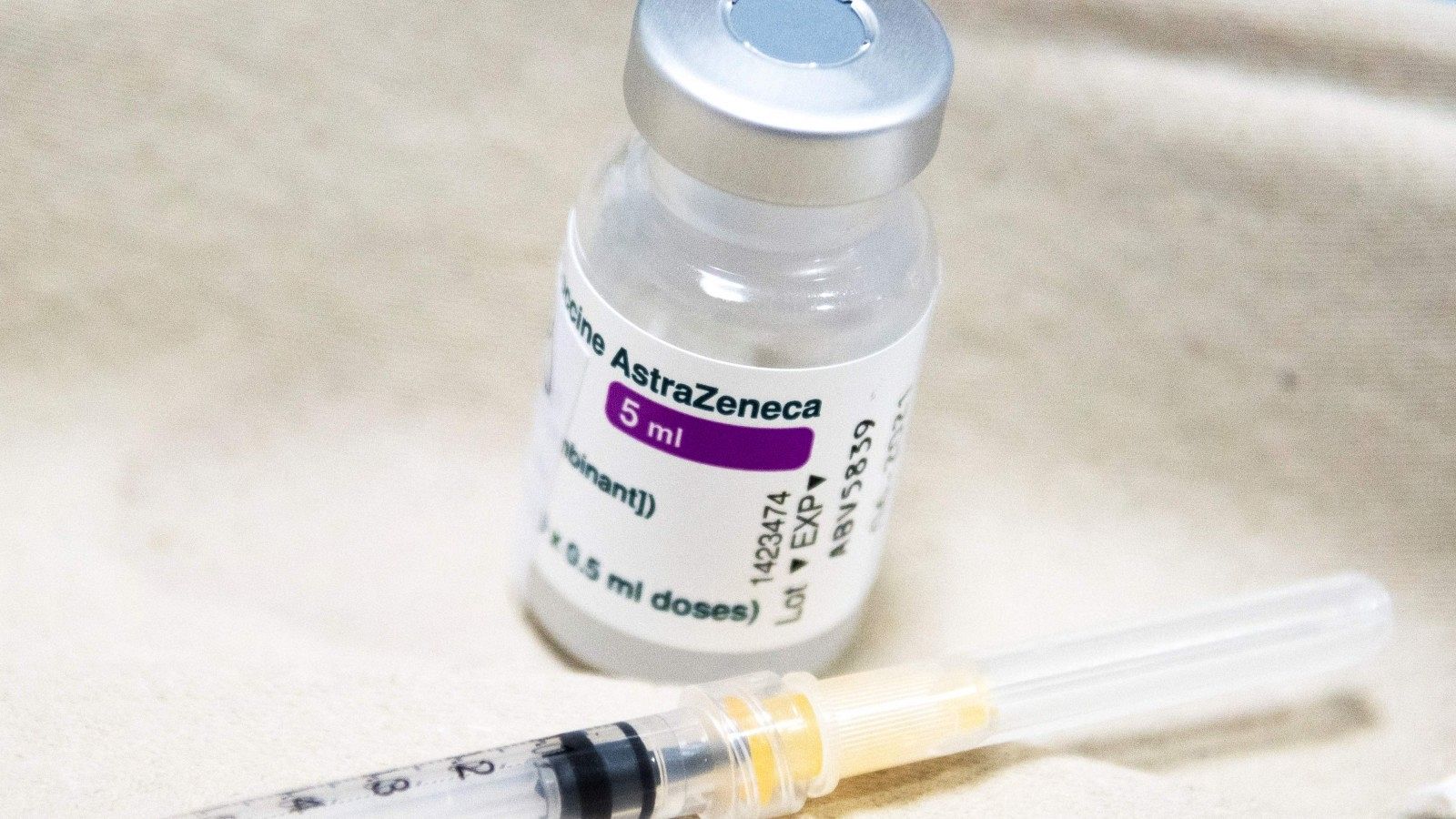 Un vial de la vacuna de AstraZeneca en una imagen de archivo
