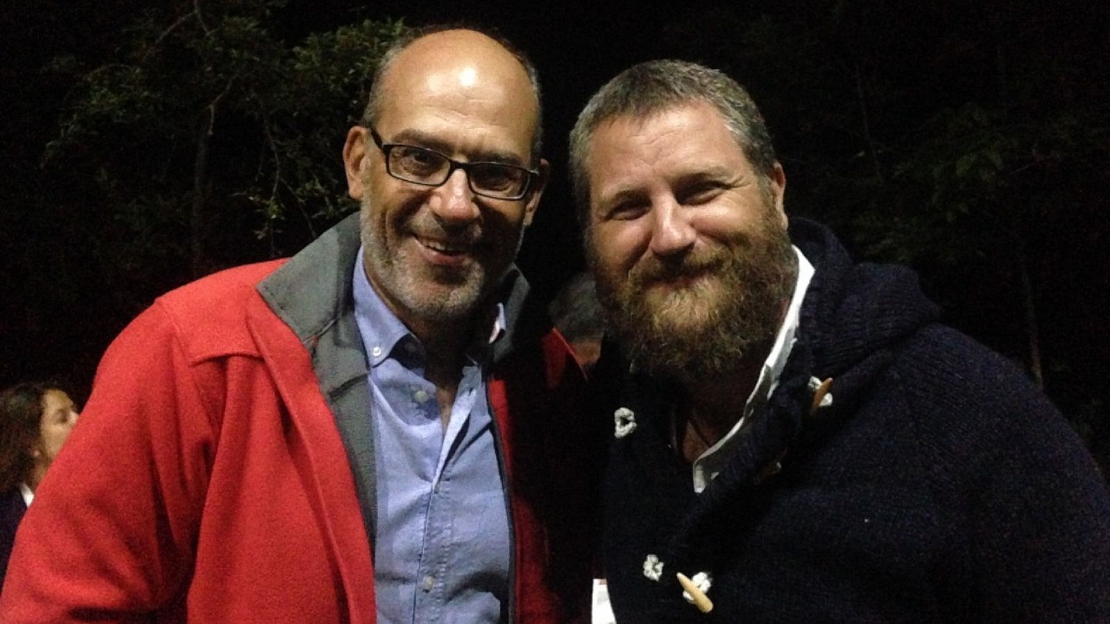 José Antonio Guardiola, director de En Portada, junto al periodista David Beriain (izqda.) en un encuentro en Castejón de Sos en 2017