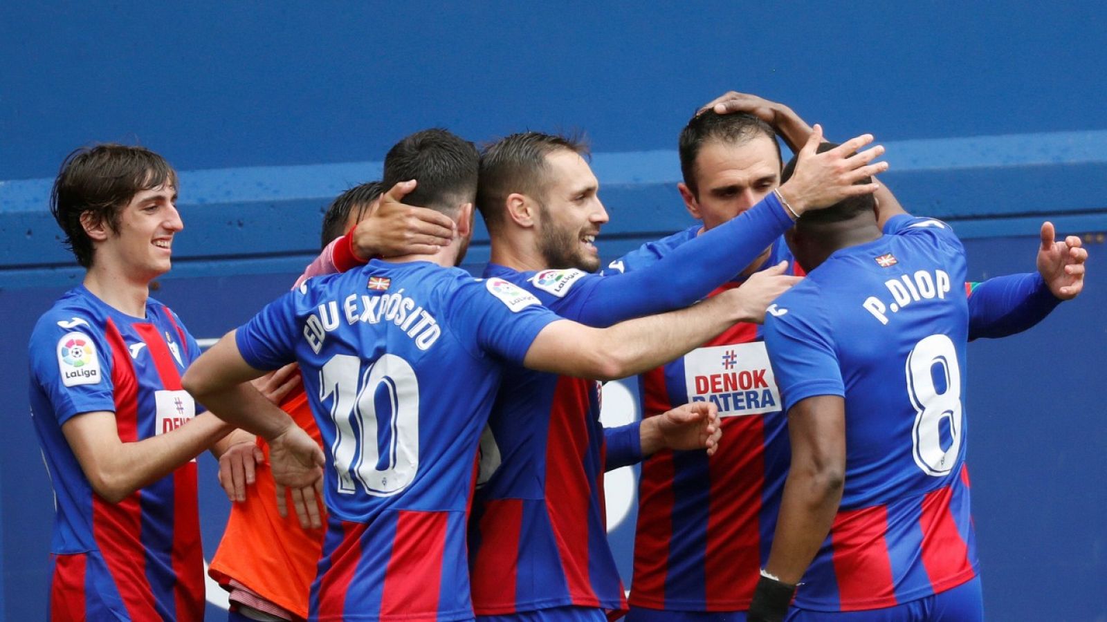 Los jugadores del Eibar celebran uno de los goles de Kike García ante el Alavés.