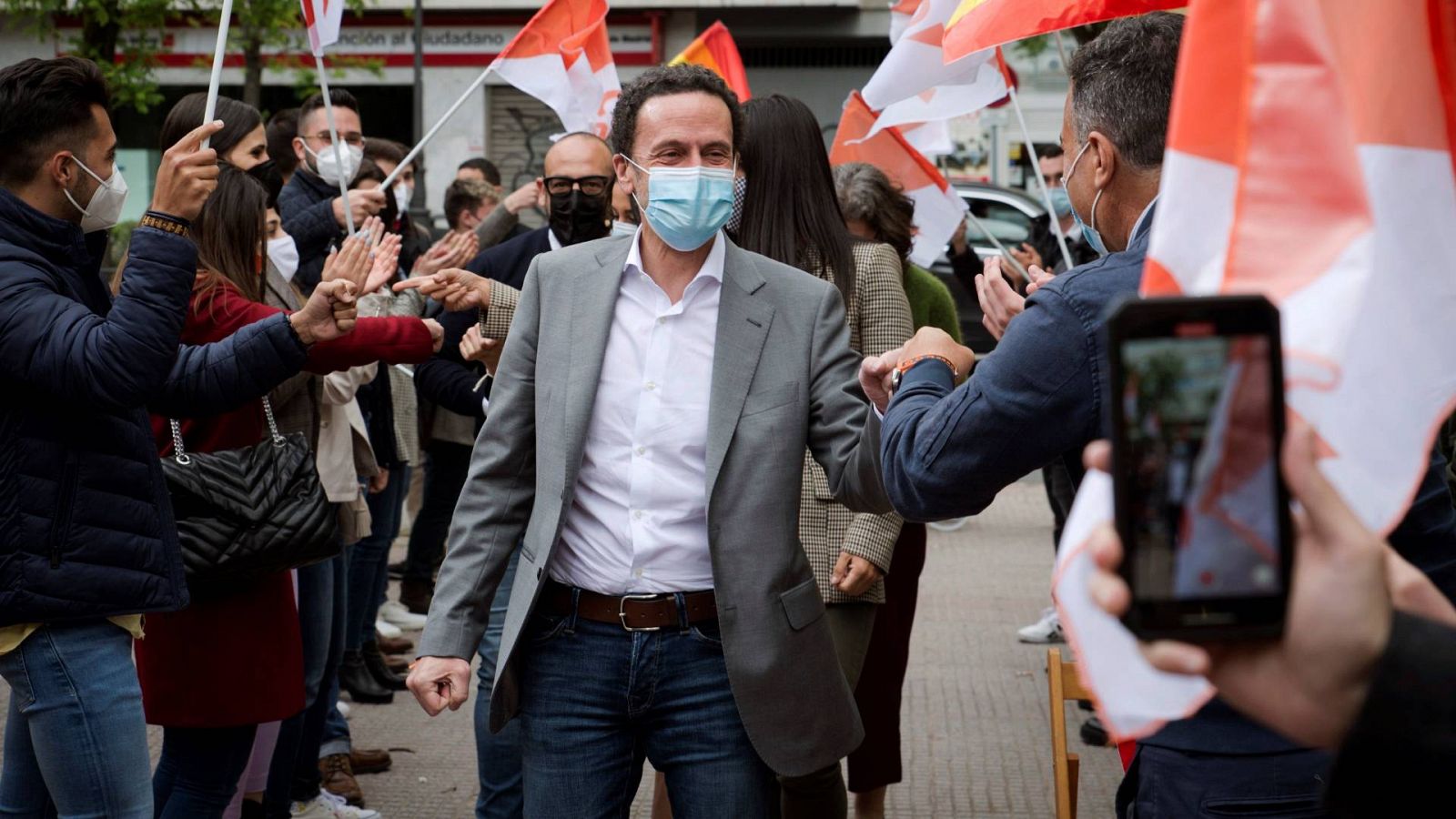 El candidato de Ciudadanos a la Presidencia de la Comunidad de Madrid, Edmundo Bal, a su llegada este sábado al "Acto por la con