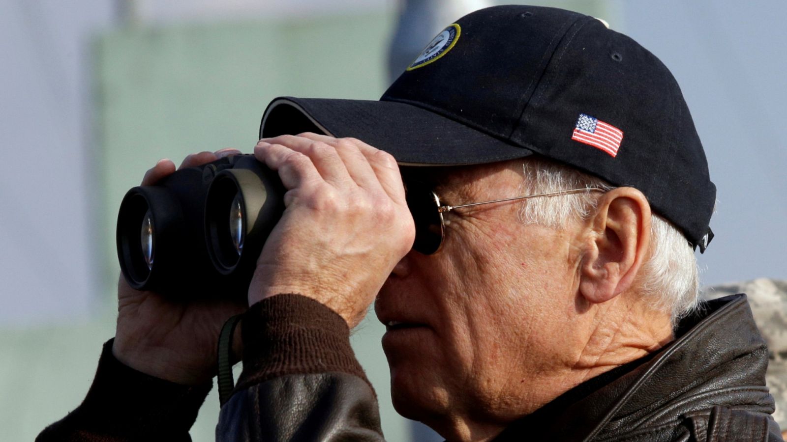 Imagen de archivo del 7 de diciembre de 2013 de Joe Biden, cuando era vicepresidente de EE.UU, durante un recorrido por la Zona Desmilitarizada (DMZ), la frontera militar que separa las dos Coreas.