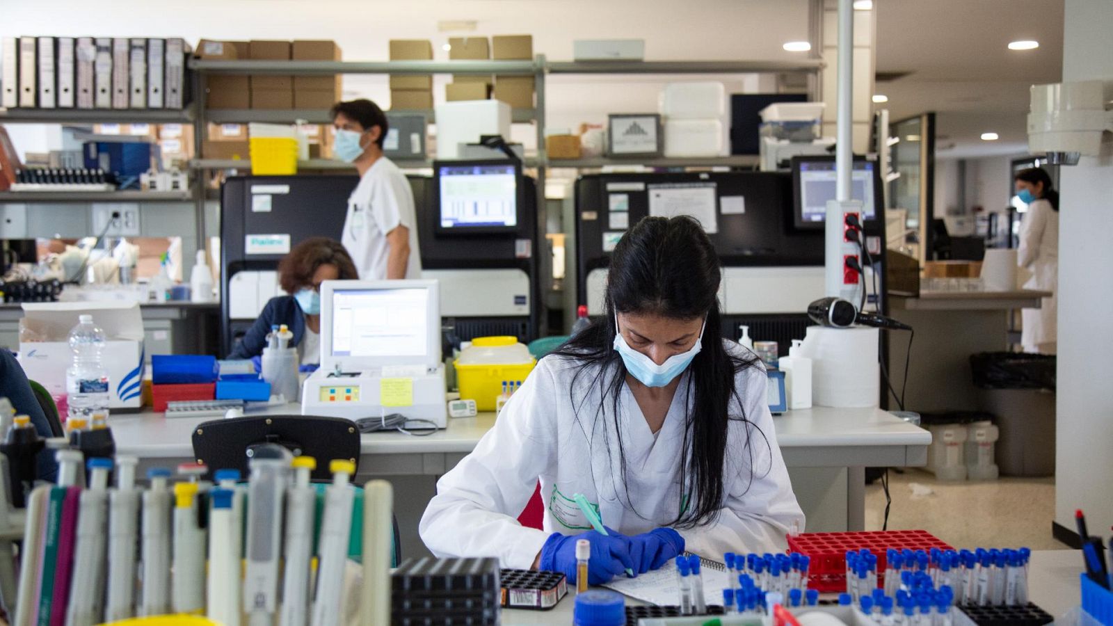 Una investigadora trabaja en el laboratorio de Microbiología del Hospital Universitario de Badajoz
