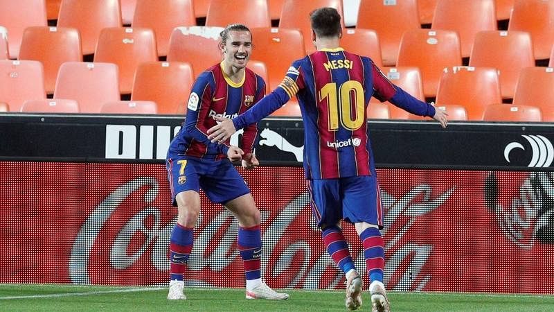 Leo Messi y Antoine Griezmann celebran el tanto del francés ante el Valencia en Mestalla.