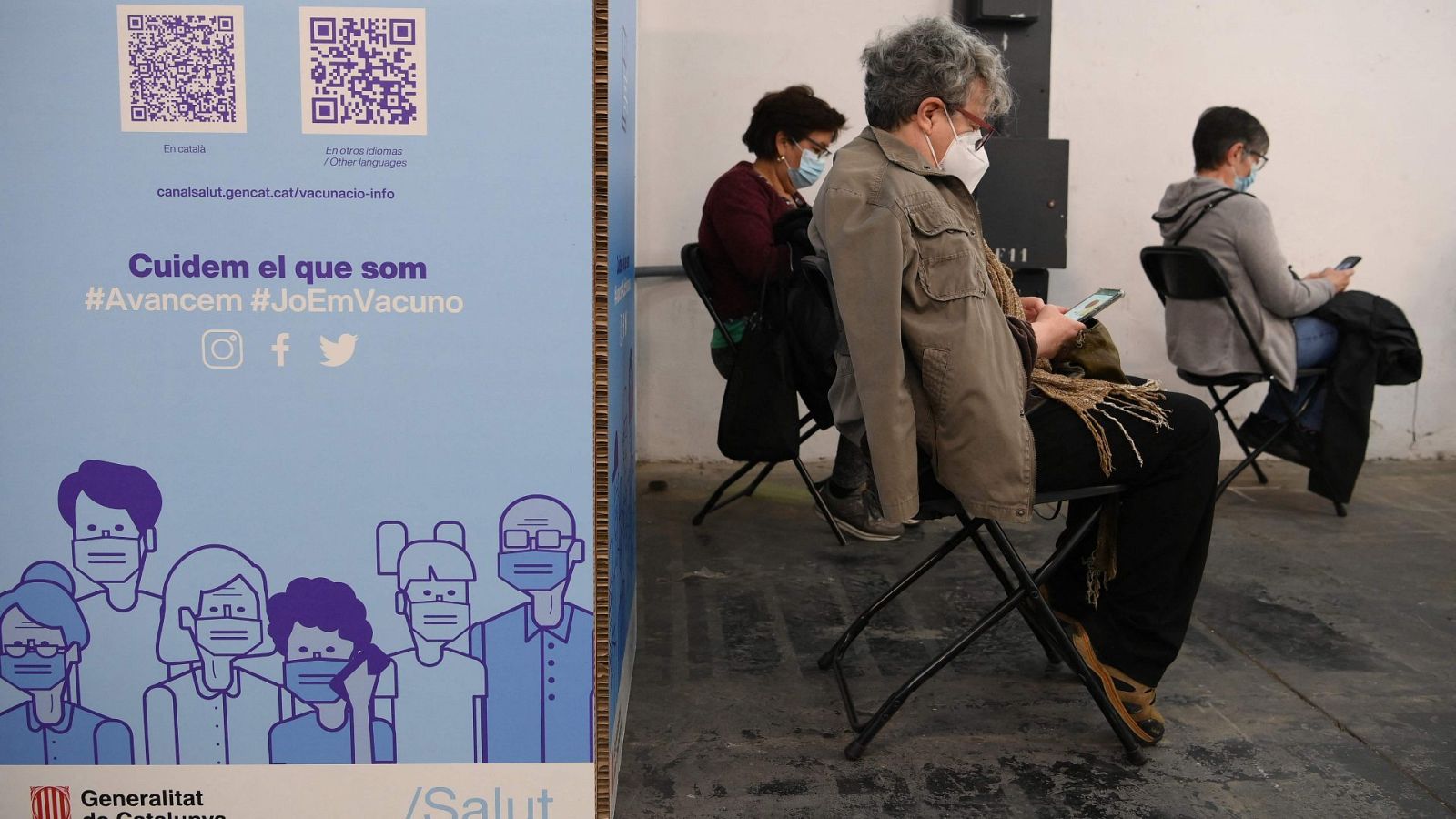 Varias personas esperan para ser vacunadas contra la COVID-19 en un centro de vacunación de Barcelona