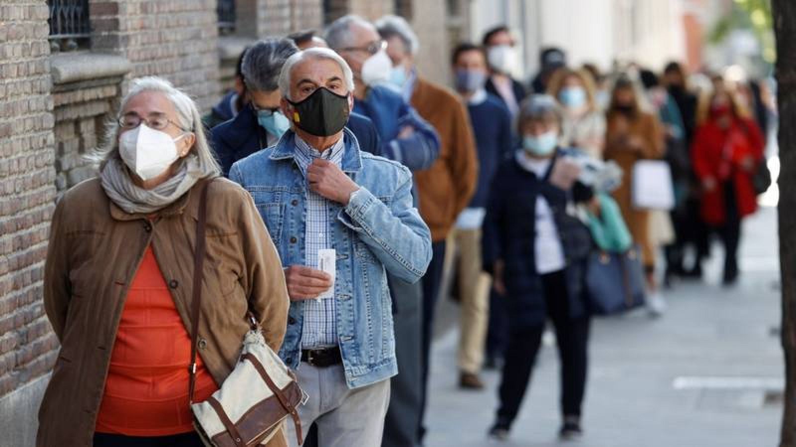 La jornada electoral ha arrancado con largas colas desde primera hora