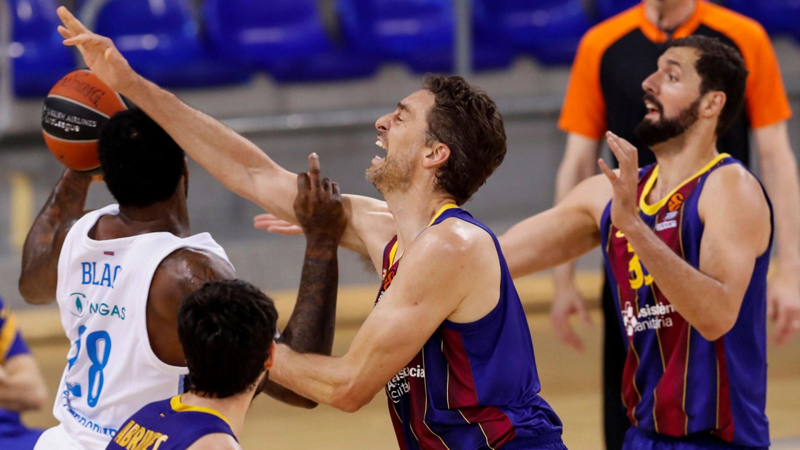 El pivot del Zenit Tarik Black (i) pelea el balón ante Pau Gasol