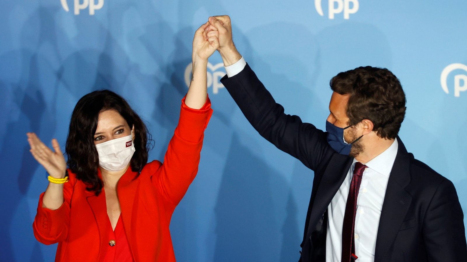 Isabel Díaz Ayuso y Pablo Casado, en el balcón de la sede del PP de la calle Génova