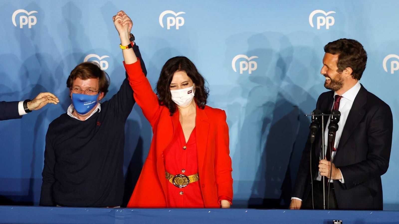 La presidenta en funciones de la Comunidad de Madrid y candidata por el PP a la reelección, Isabel Díaz Ayuso, celebra la victoria de los comicios autonómicos madrileños en la sede del partido en la calle Génova.