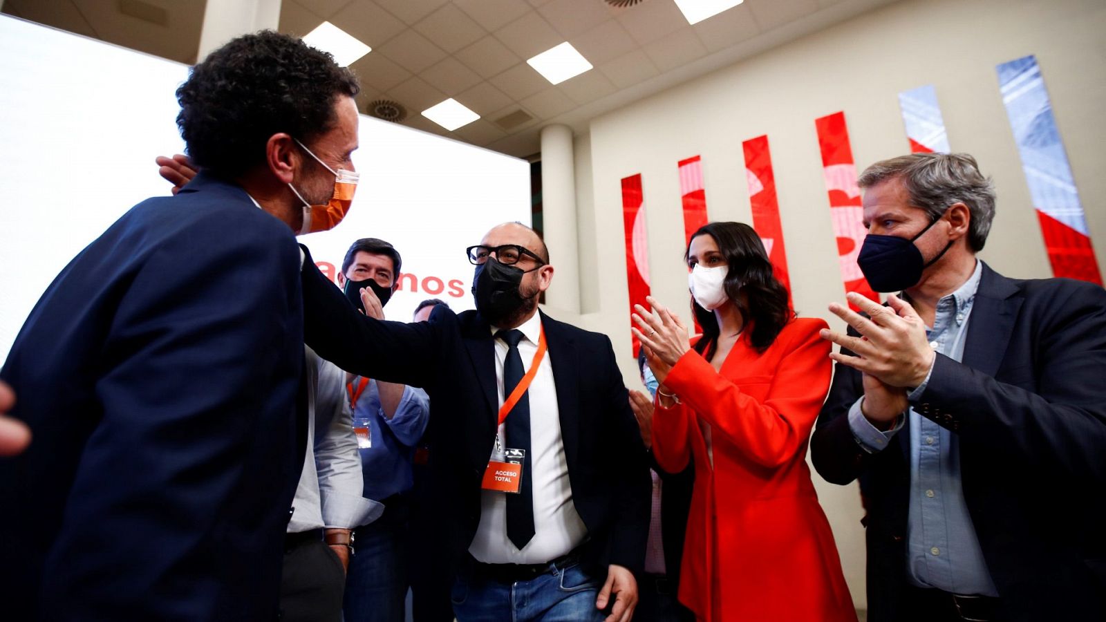 El candidato de Ciudadanos a la presidencia de la Comunidad de Madrid, Edmundo Bal, saluda a la presidenta del partido, Inés Arrimadas