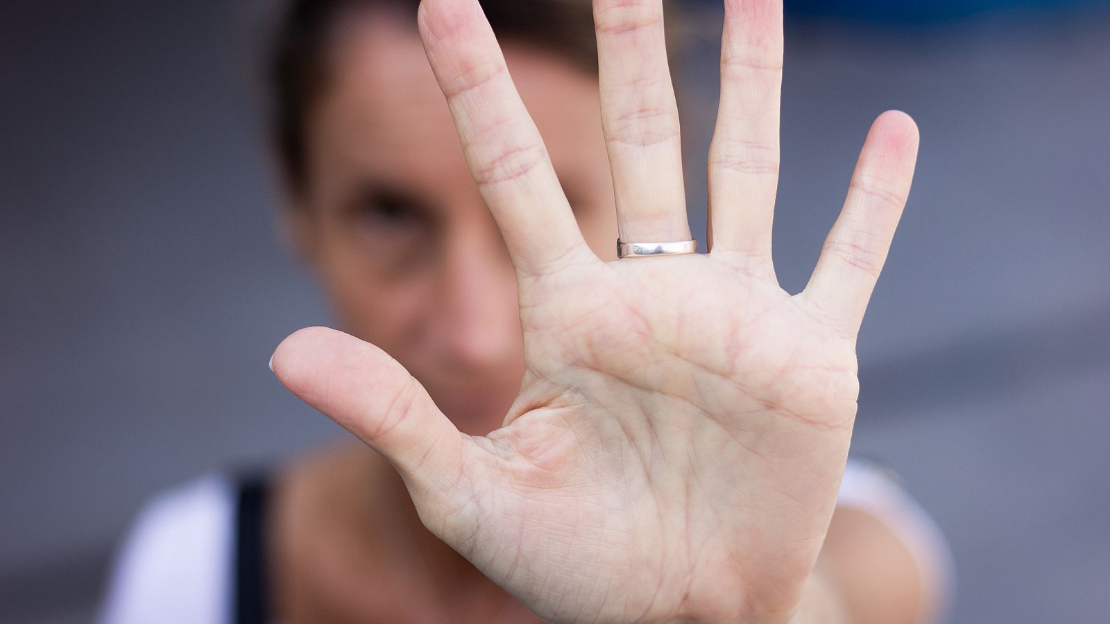 Palma de la mano blanca de la mujer anónima abierta