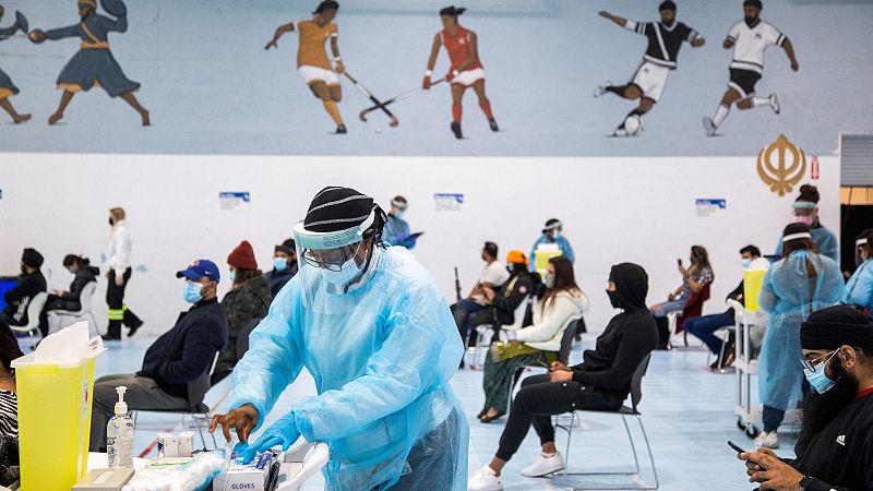 Trabajadores sanitarios administran la vacuna contra la COVID-19 de Pfizer/BioNTech en Mississauga, Ontario, Canadá.