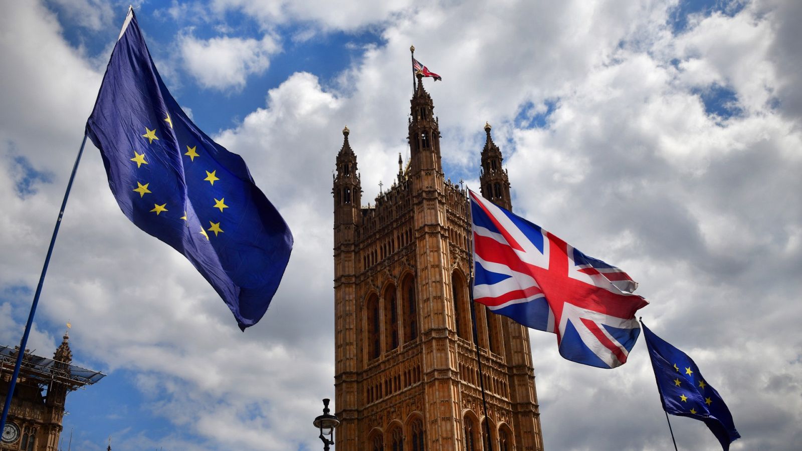 Una bandera británica junto con la europea en Londres