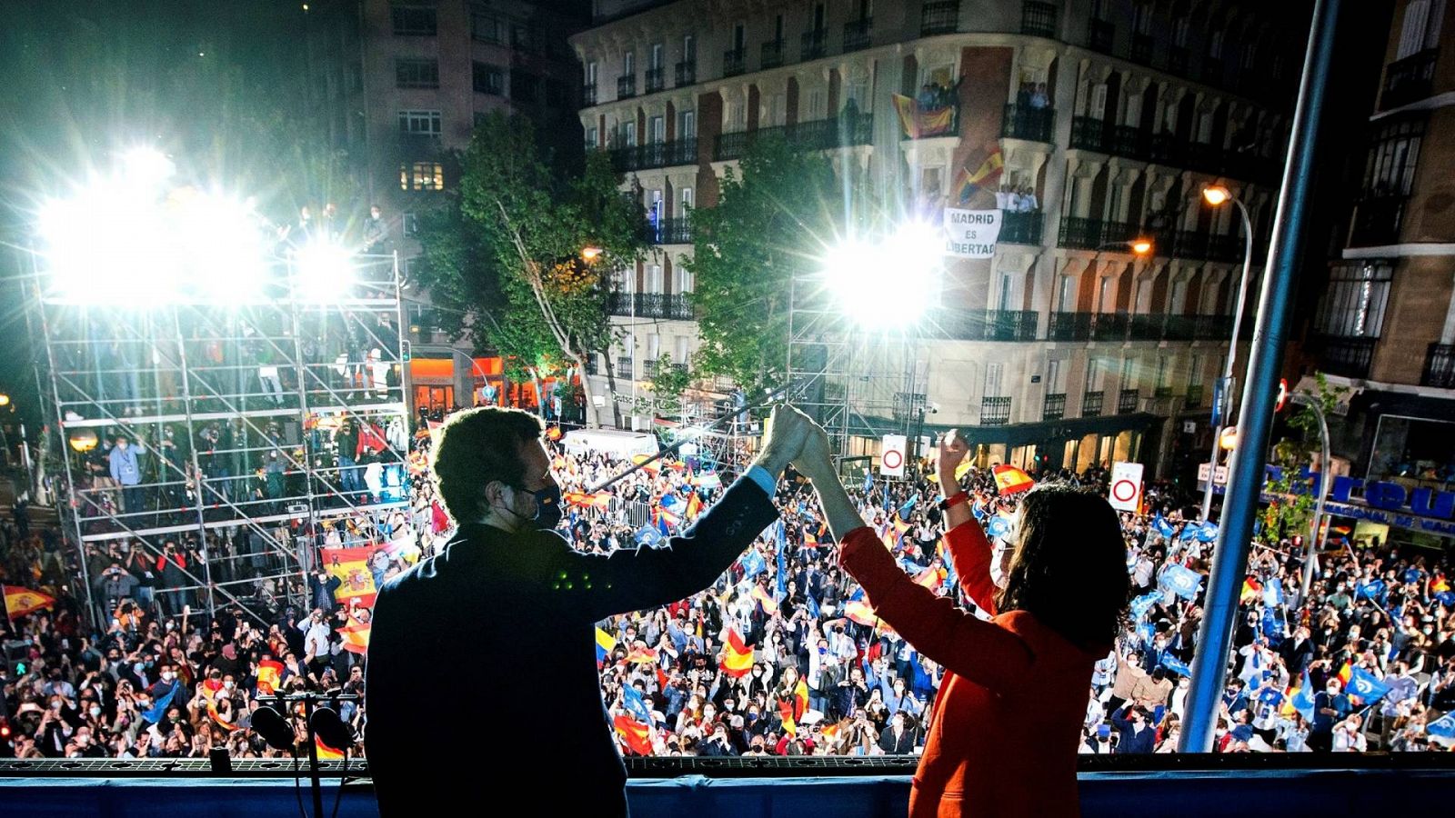 Isabel Díaz Ayuso y Pablo Casado en la sede del partido en la calle Génova tras conocer los resultados electorales en Madrid