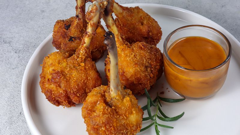 Receta de chupa chups de pollo con salsa de almendras