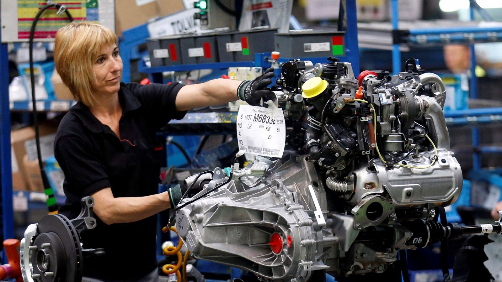 Una trabajadora en la factoría de Nissan en Barcelona