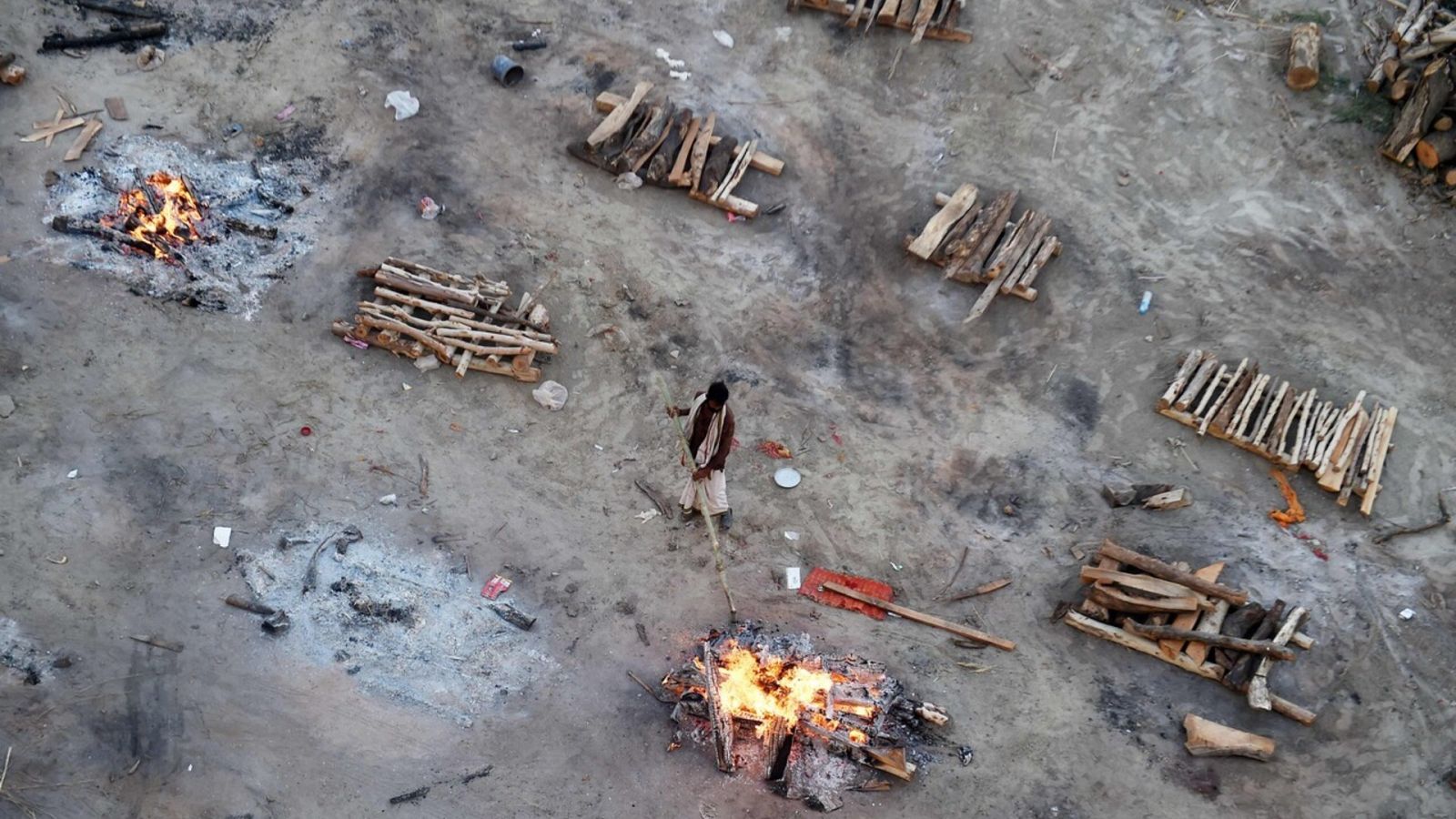 Piras funerarias para fallecidos por coronavirus en Allahabad, India. Foto: SANJAY KANOJIA / AFP