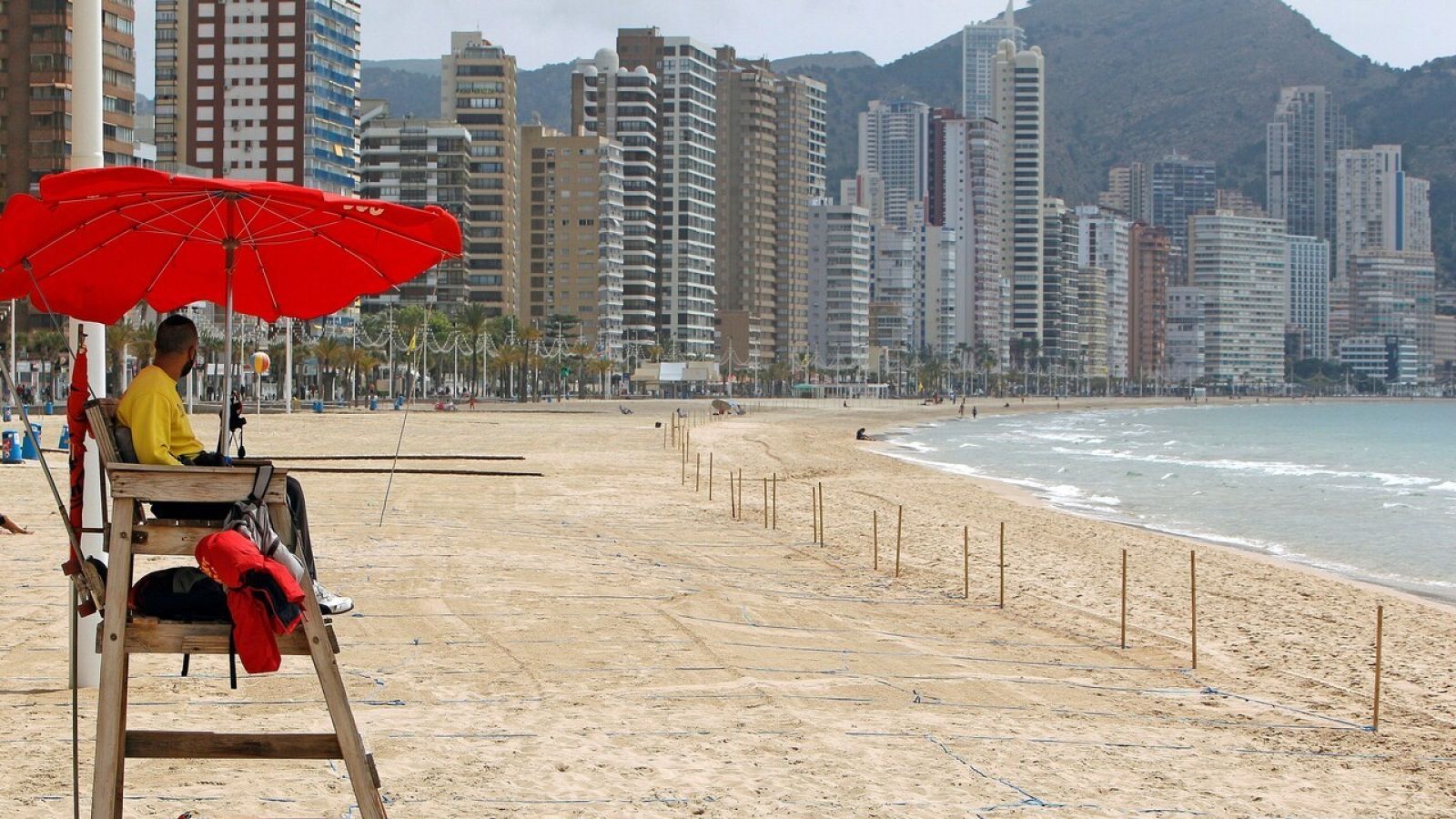  Inusual imagen de la playa de Levante de Benidorm, vacía a pocos días del final del estado de alarma 