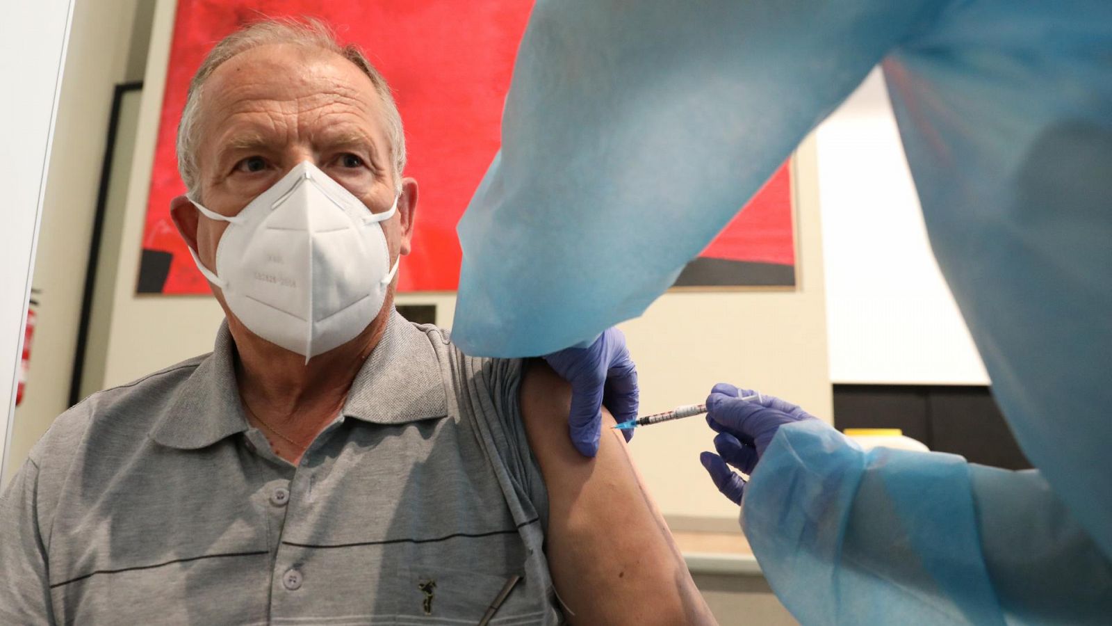 Una persona recibe la primera dosis de la vacuna Pfizer