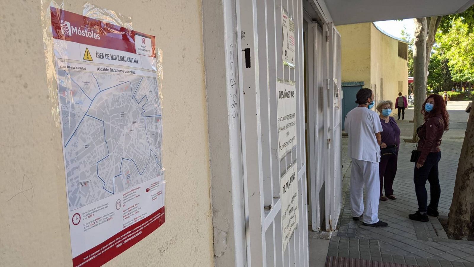 Personal del centro de salud Alcalde Bartolomé González, de Móstoles, atiende a dos mujeres