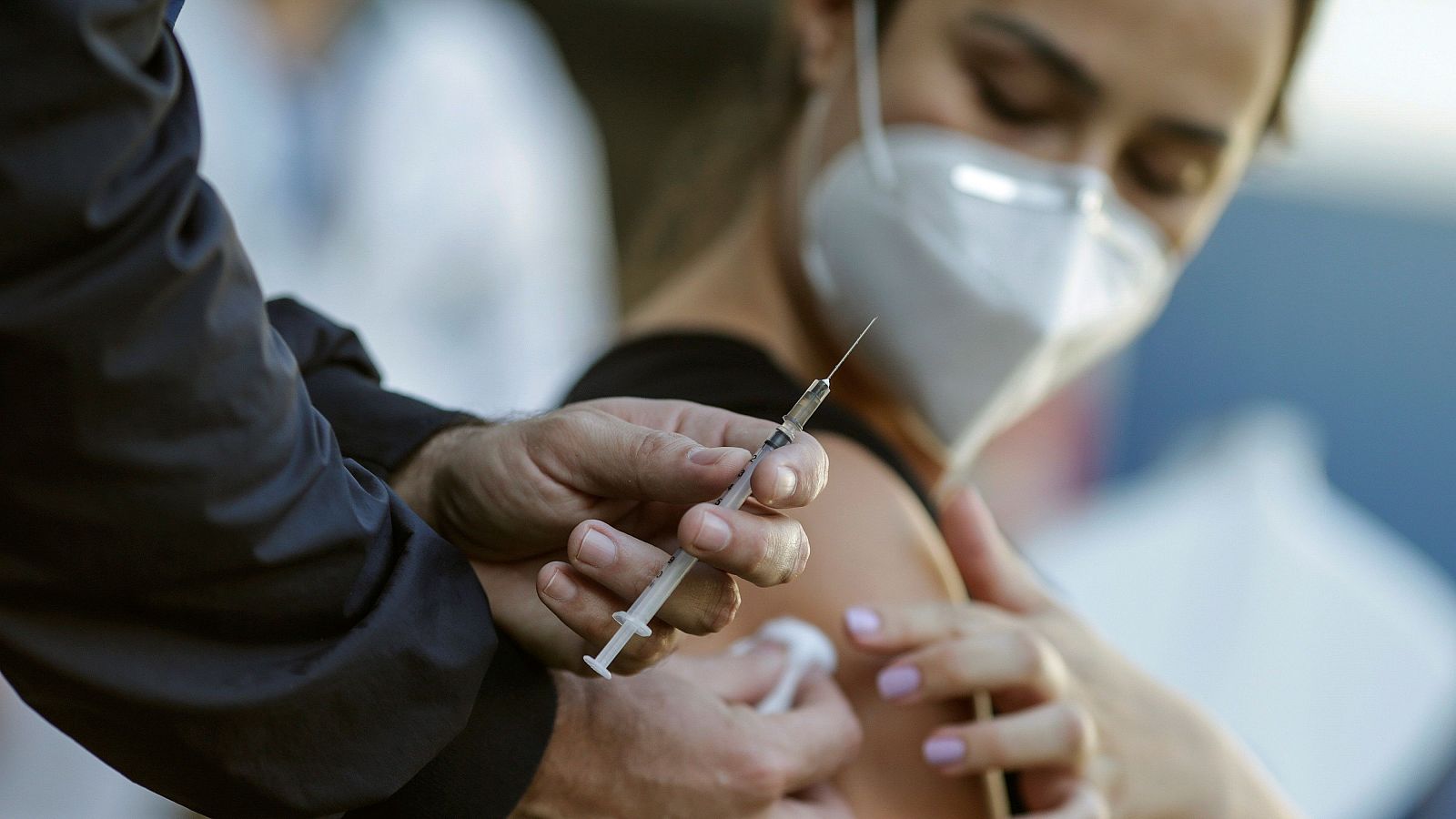 Una mujer, fotografiada después de recibir una dosis de la vacuna de Pfizer/BioNTech contra la COVID-19.